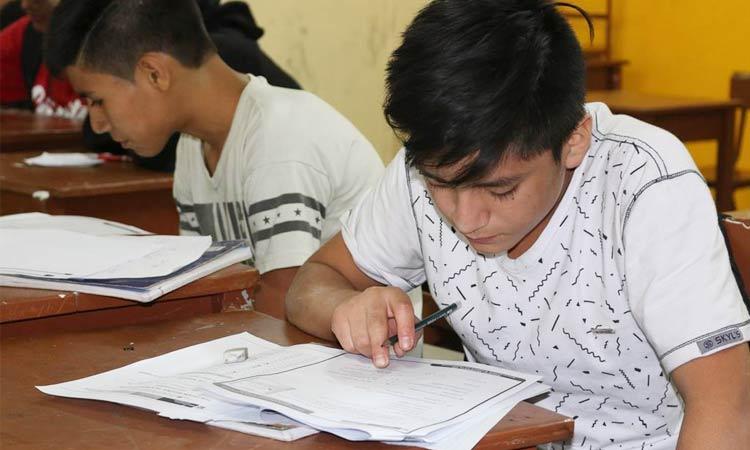Dos jóvenes estudiantes
